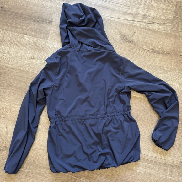 LULULEMON Navy Bubble Athletic Jacket Windbreaker in Size 6 - Picture 2 of 3